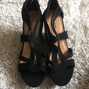 Black wedges